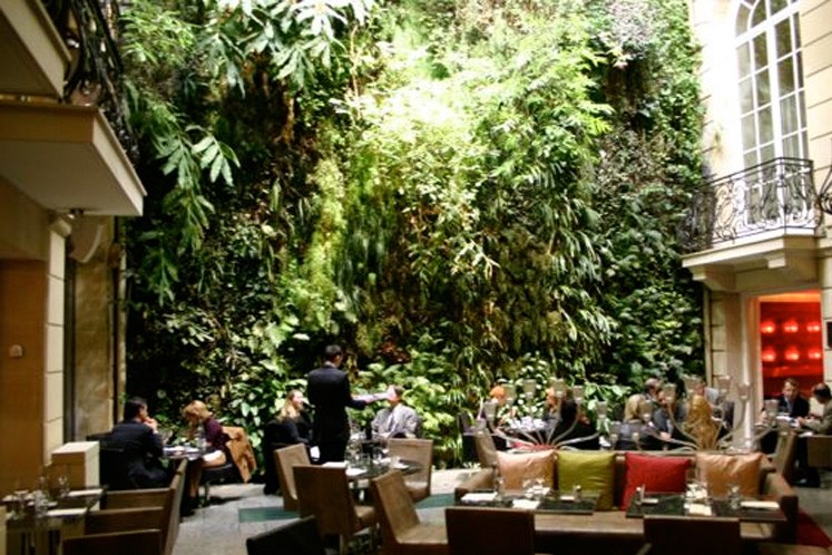 Das erste Hotel mit einem riesigen vertikalen Garten. Hotel Pershing Hall, Paris, Lobby mit 30 Meter hoher Pflanzenwand installiert von Patric Blanc.