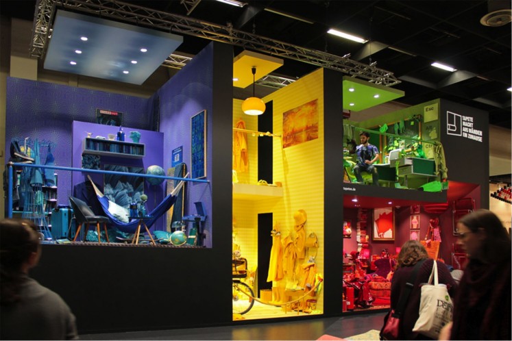 Die bunte Tapeten-WG: die deutsche Tapetenindustrie inszeniert in ihrer Installation Farbwelten mit allerhand Kuriositäten