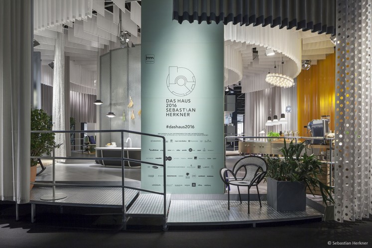 Ein Haus offen, rund und transparent - gestaltet nach den Vorstellungen des Designers Sebastian Herkner und inszeniert auf 200 qm mit 600 qm Stoff