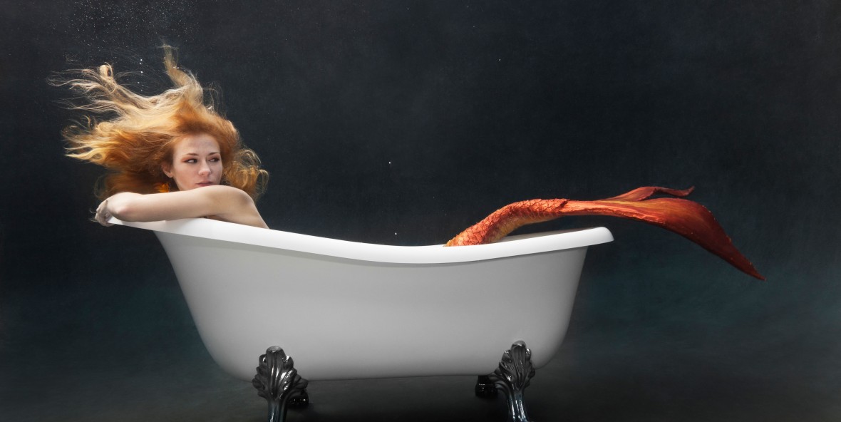 CNK0HR Mermaid laying underwater in her Victoria + Albert claw foot bathtub
