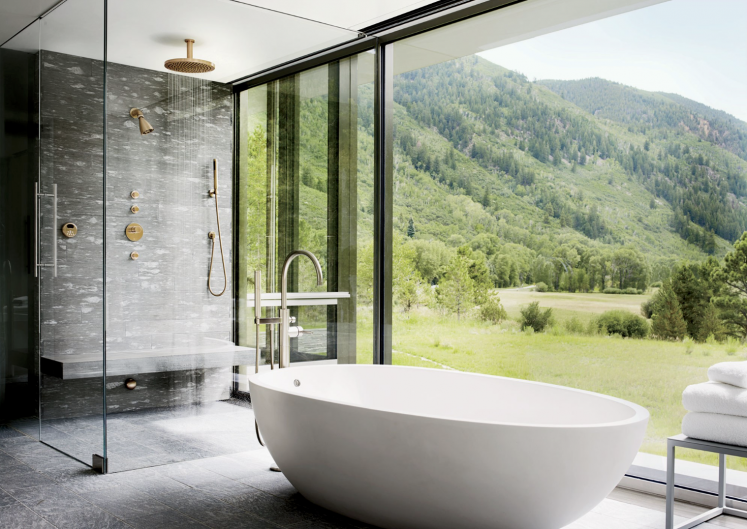 Thema Natur ins Bad holen: Nicht immer möglich, aber wenn, bringt eine Panoramaverglasung eine besondere Verbindung zur Natur.