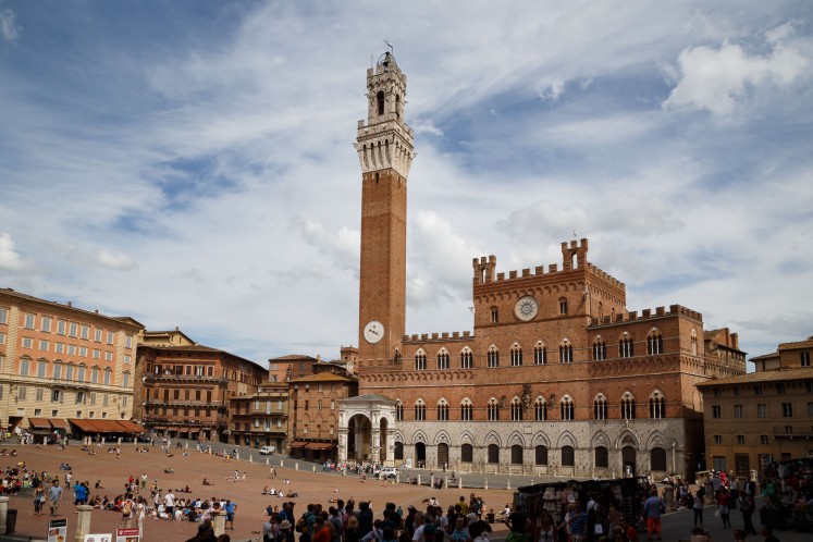 Piazza del Campo - die Neigung des Platzes konzentriert sich am Rathaus. Dessen gotische Form ist sichtbar vom orientalischen Baustil inspiriert.