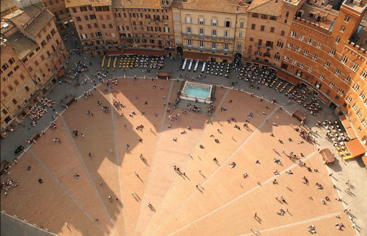 Der Piazza del Campo – man muß hier gewesen sein, um die Bedeutung dieses Platzes für das soziale Leben in der Stadt zu erfassen