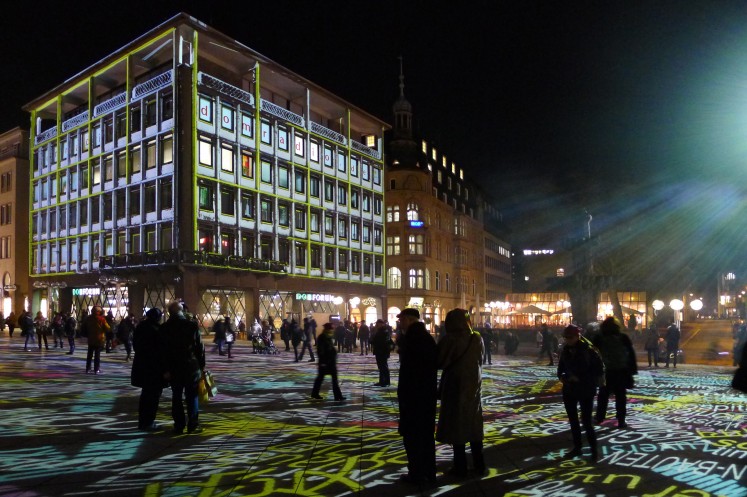 Wechselnde Projektionen spielen mit der Architektur