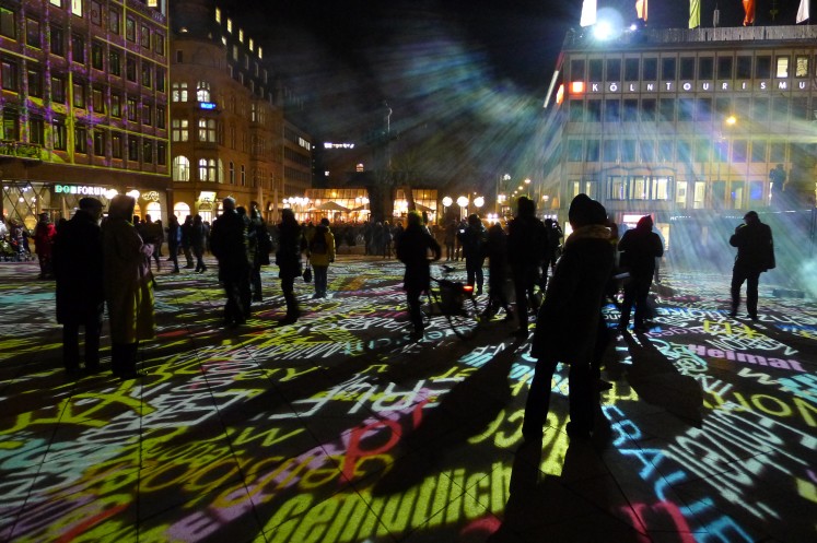 Auch die zahlreichen Besucher werden so selbst zu einem Teil der Installation.